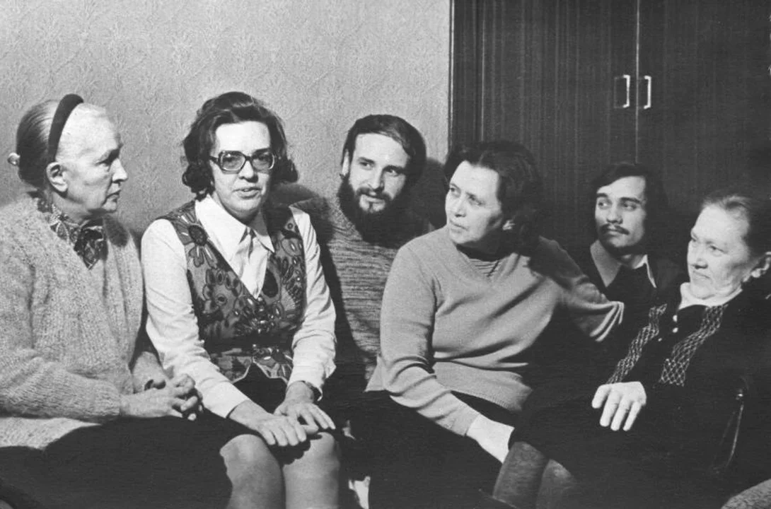 На фото слева направо члены МХГ: Зинаида Григоренко, Людмила Алексеева, Вячеслав Бахмин, Людмила Терновская, Александр Подрабинек, Софья Каллистратова / архивное фото МХГ