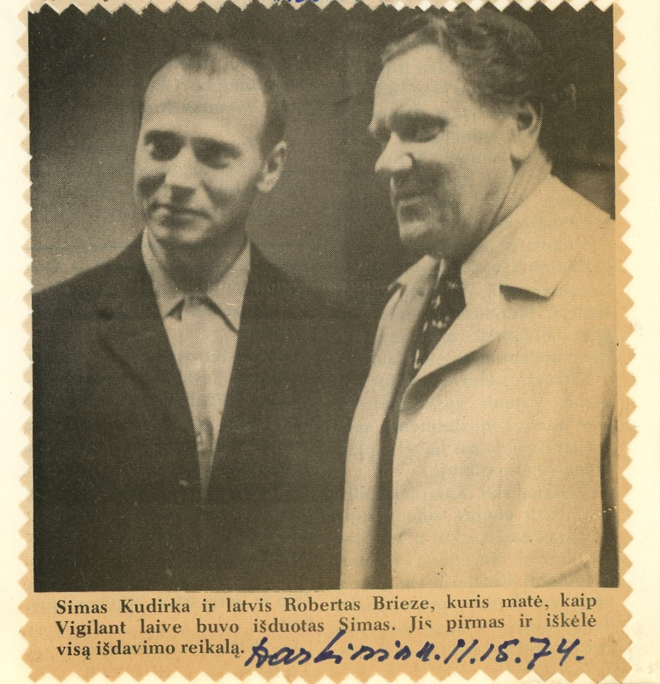 Симас Кудирка и&nbsp;Роберт Бризе. Вырезка из литовской газеты
Фото:&nbsp;vdkaromuziejus.lt/&nbsp;