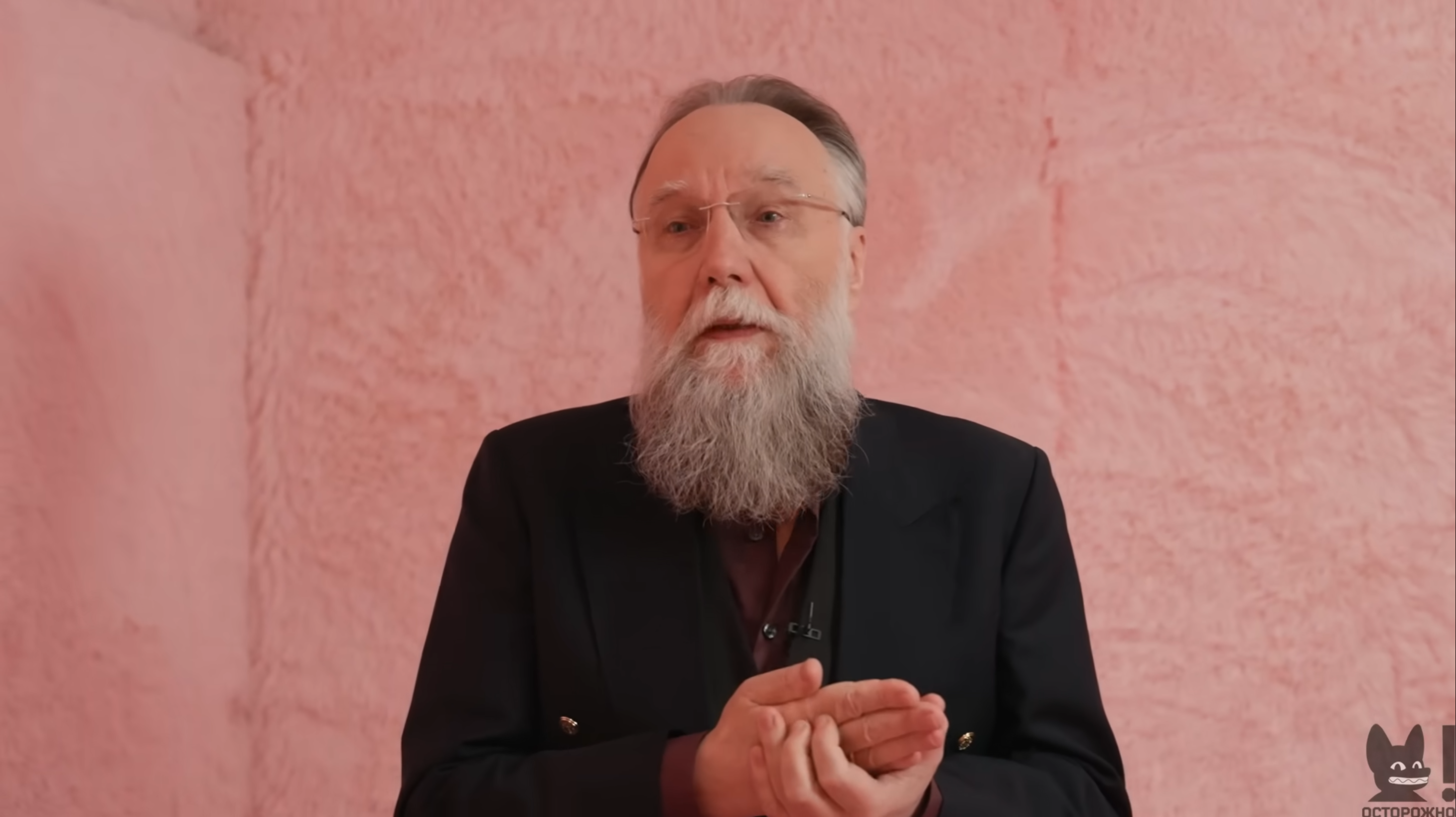 Скриншот из видео «АЛЕКСАНДР ДУГИН: «Репрессии — это механизм ротации элит»»
Youtube / sobchak