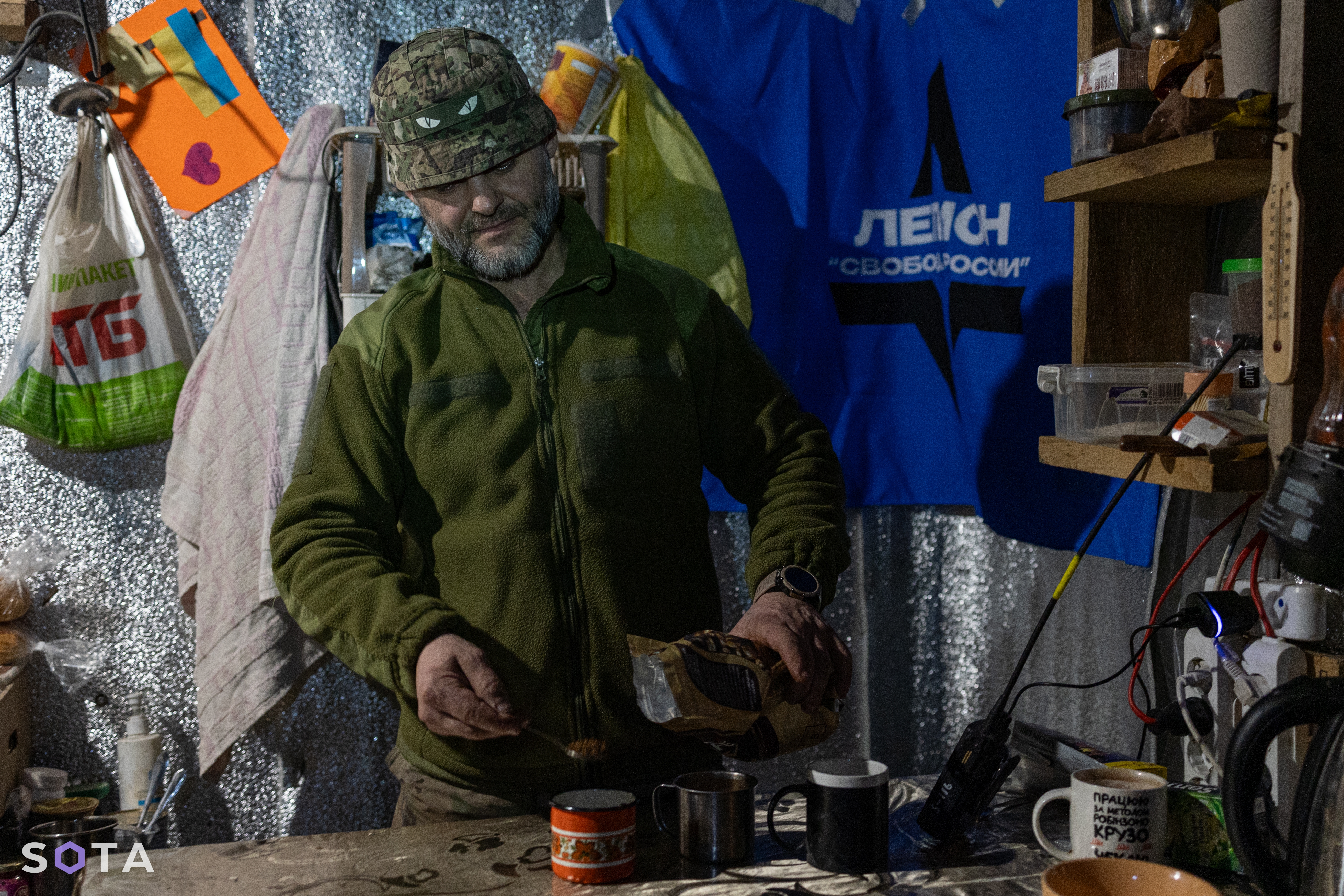 Боец «Пума» готовит кофе
Василий Крестьянинов / SOTA