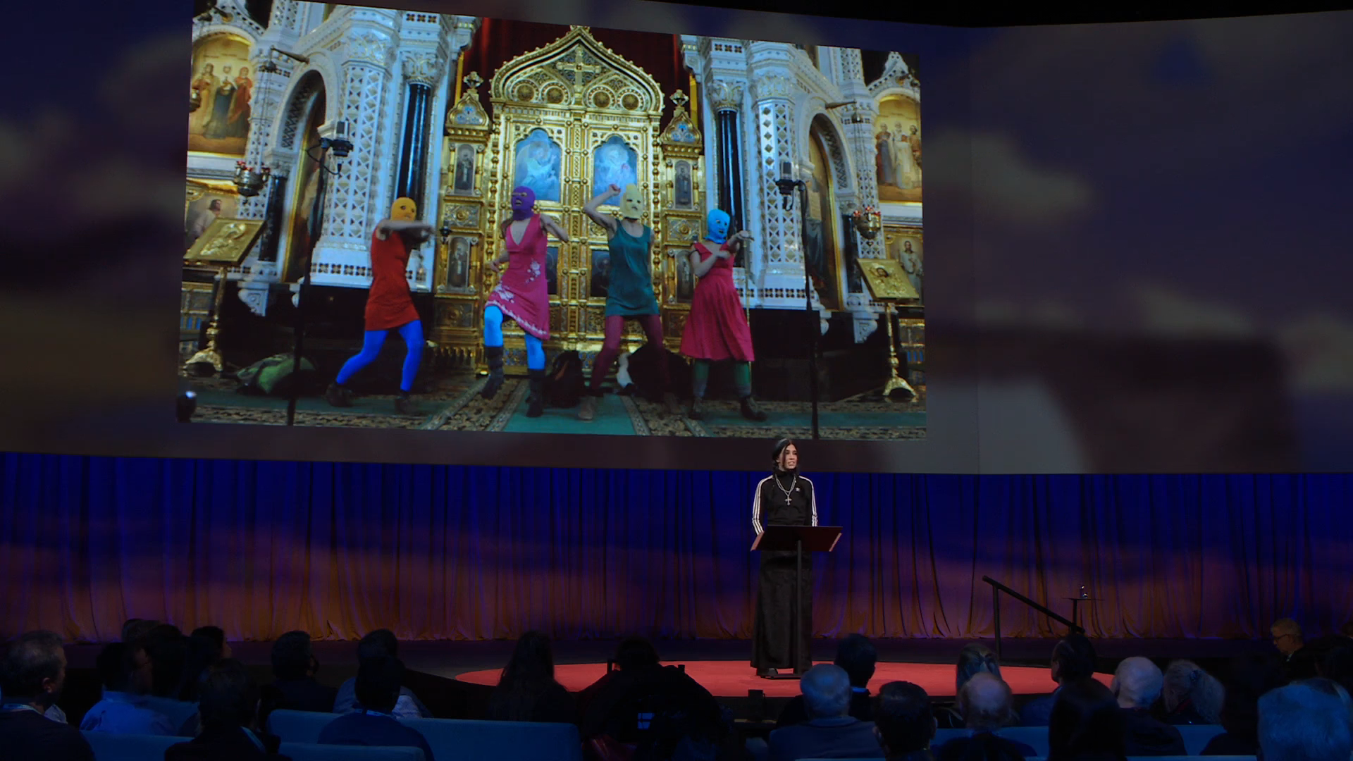 Скриншот из youtube канала фонда TED (выступление Надежды Толоконниковой)
youtube.com/@TED